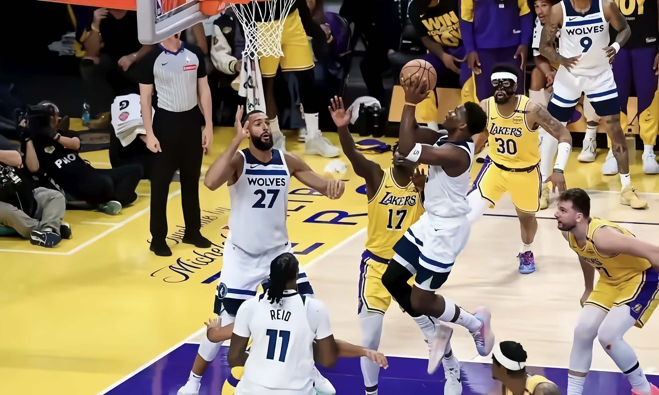 开云体育官网-76人绝杀浙江队，詹姆斯点燃赛场