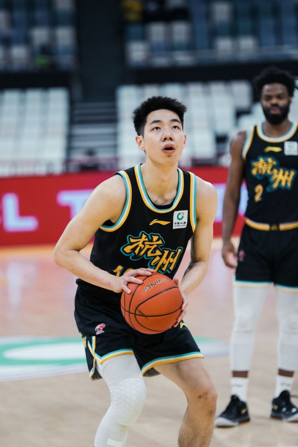 山东队力克上海队,王哲林刷新纪录 山东队力克上海队,王哲林刷新纪录