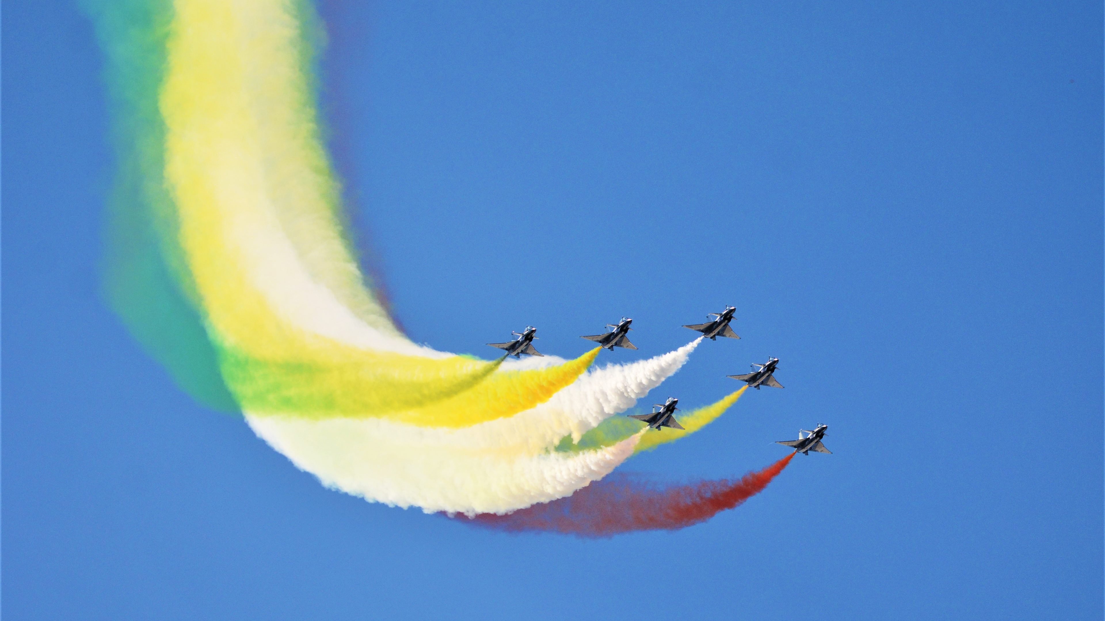 赛道与球场，安哥拉末节弯道超车，玻利维亚争冠梦碎